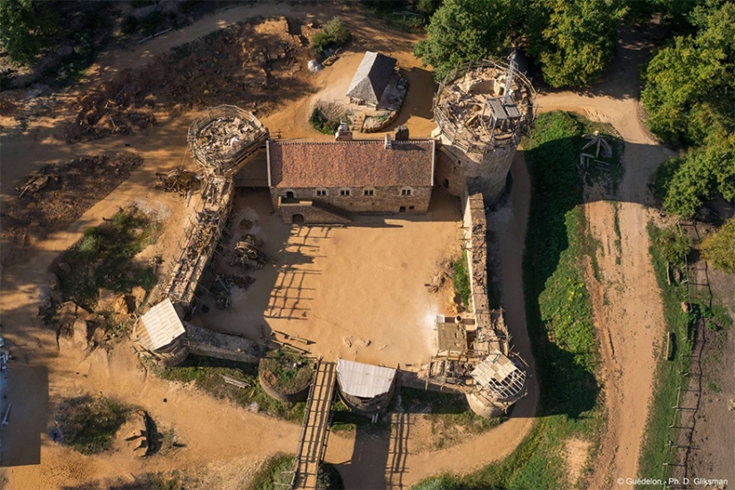 Caballos, tortillas y ni un solo cortador de paja: los franceses están construyendo un castillo con las tecnologías del siglo XII Caballos, tortillas y ni un solo cortador de paja: los franceses están construyendo un castillo con las tecnologías del siglo XII