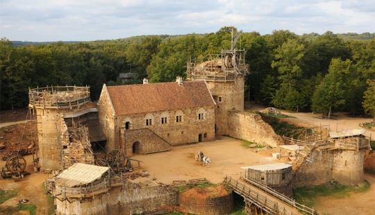 Caballos, tortillas y ni un solo cortador de paja: los franceses están construyendo un castillo con las tecnologías del siglo XII Caballos, tortillas y ni un solo cortador de paja: los franceses están construyendo un castillo con las tecnologías del siglo XII