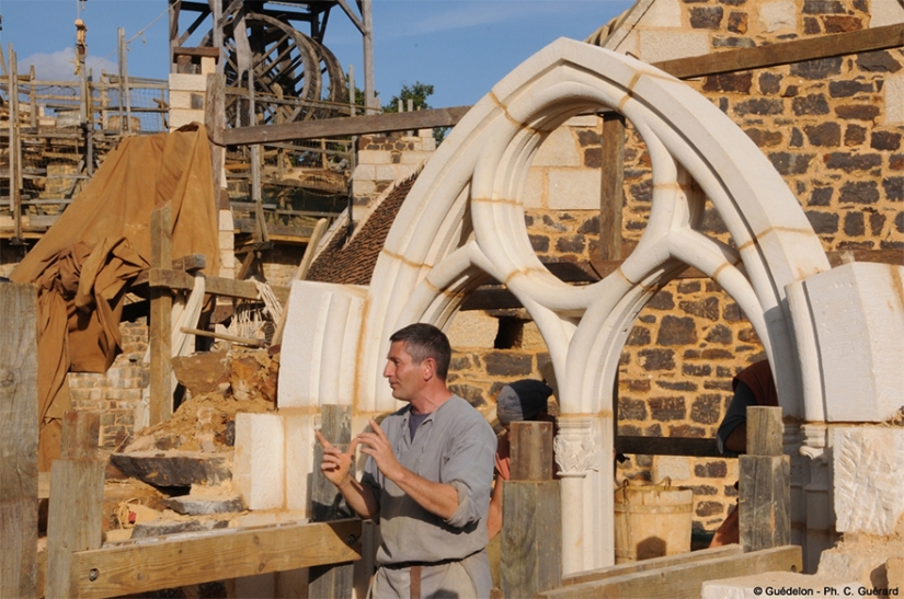 Caballos, tortillas y ni un solo cortador de paja: los franceses están construyendo un castillo con las tecnologías del siglo XII Caballos, tortillas y ni un solo cortador de paja: los franceses están construyendo un castillo con las tecnologías del siglo XII