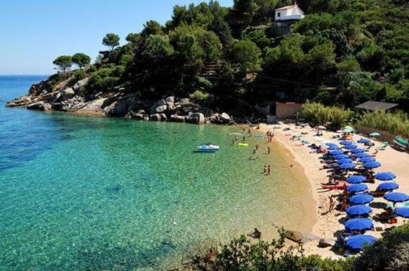 Caja de seguridad: las cajas de plexiglás se inventaron en Italia para las vacaciones en la playa durante la pandemia Caja de seguridad: las cajas de plexiglás se inventaron en Italia para las vacaciones en la playa durante la pandemia