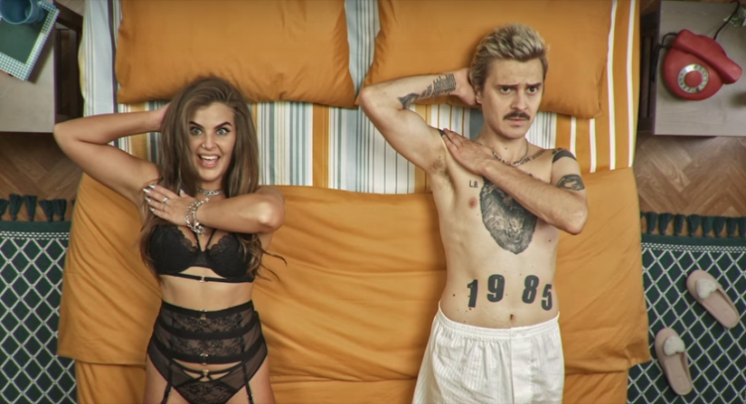 Calentar y ensayar: el baile del nuevo clip de la banda LITTLE BIG puede convertirse en un meme