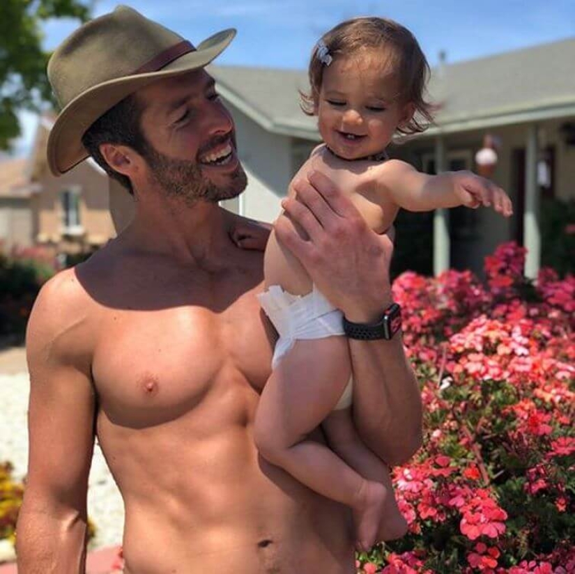 Calm the baby down in 5 seconds? A life hack from a young father from California Calm the baby down in 5 seconds? A life hack from a young father from California