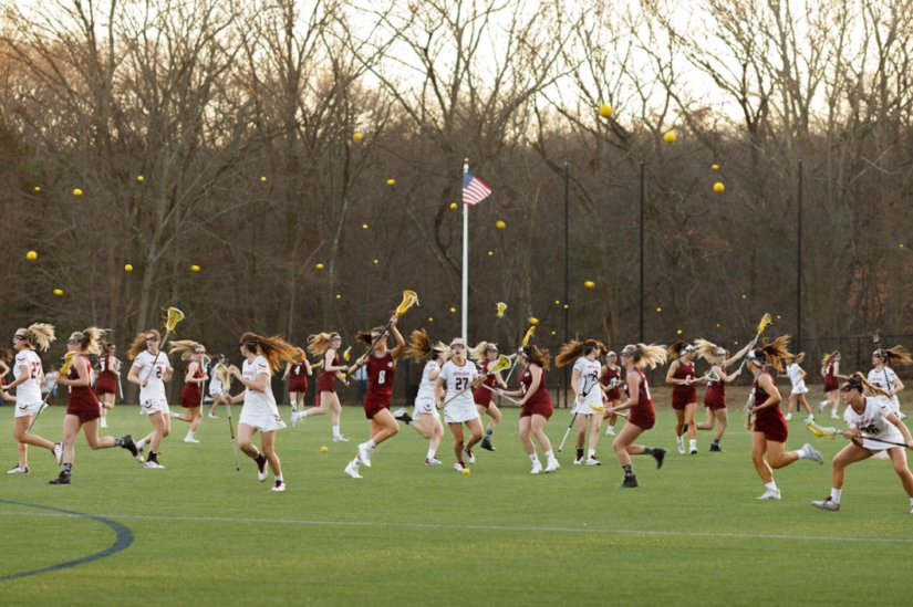 Caos y dinámica de las competiciones deportivas en los collages de Pelle Kassa
