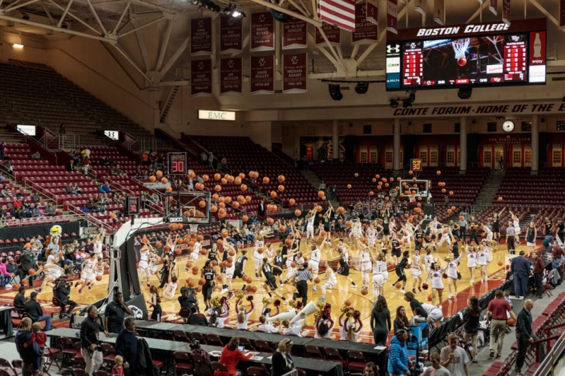 Caos y dinámica de las competiciones deportivas en los collages de Pelle Kassa