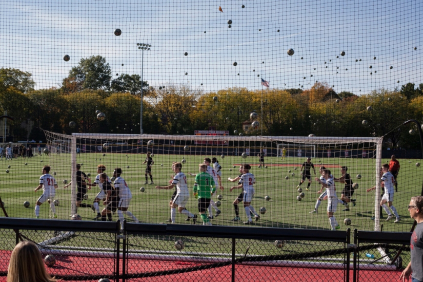 Caos y dinámica de las competiciones deportivas en los collages de Pelle Kassa