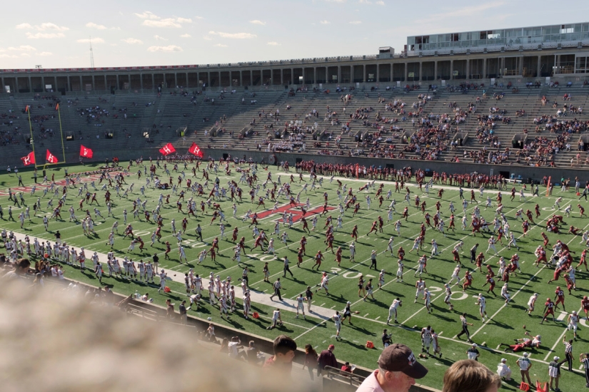 Caos y dinámica de las competiciones deportivas en los collages de Pelle Kassa