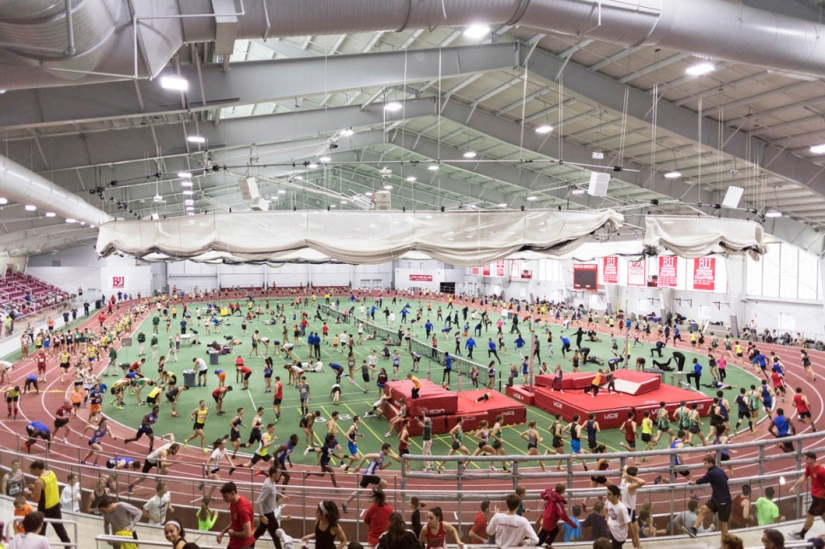 Caos y dinámica de las competiciones deportivas en los collages de Pelle Kassa