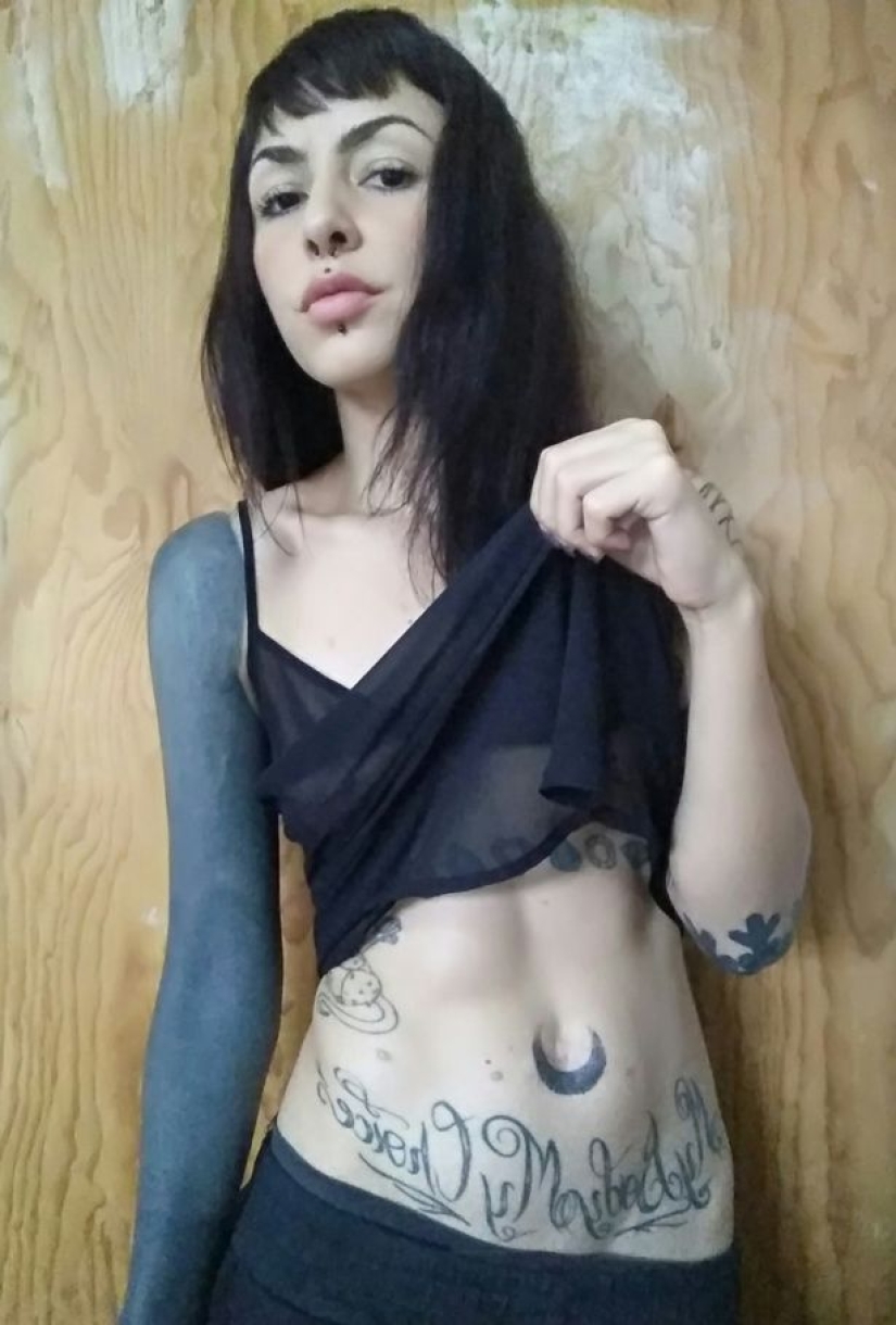 "Cariño, esto es para ti": Una joven de 23 años se quitó el ombligo y se lo dio a su novio