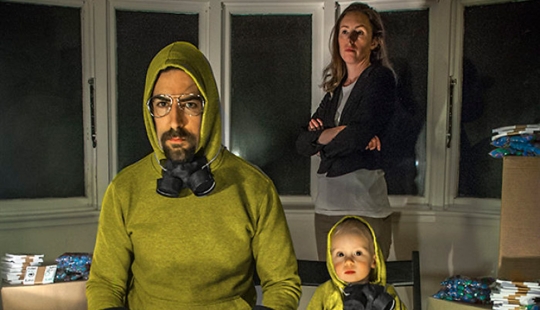 Cartón y un poco de imaginación: un niño de dos años y sus padres recrean escenas de películas y series de televisión Cartón y un poco de imaginación: un niño de dos años y sus padres recrean escenas de películas y series de televisión