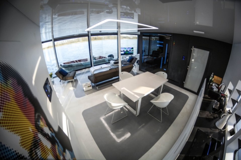 Casa futurista en el agua