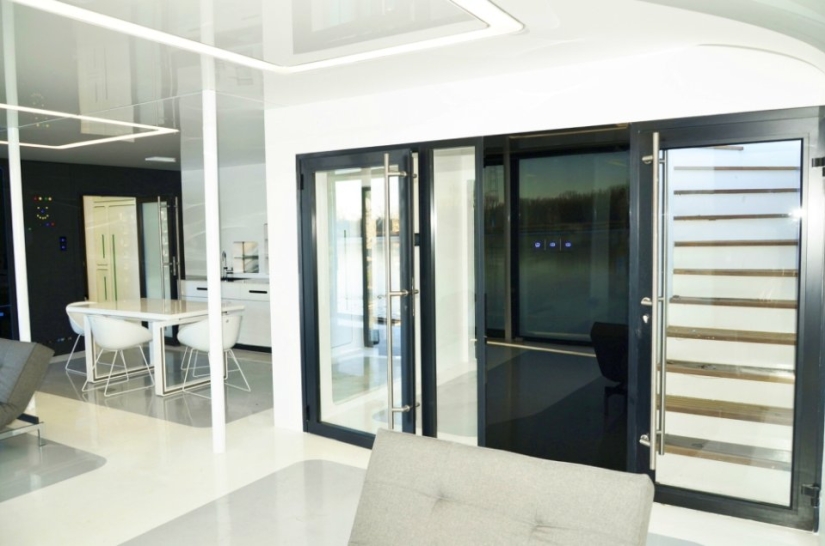 Casa futurista en el agua