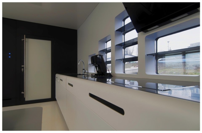 Casa futurista en el agua