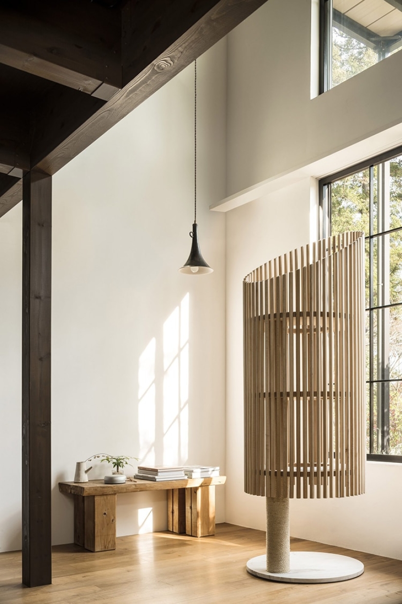 Casa para gatos de mármol y madera por medio millón de rublos