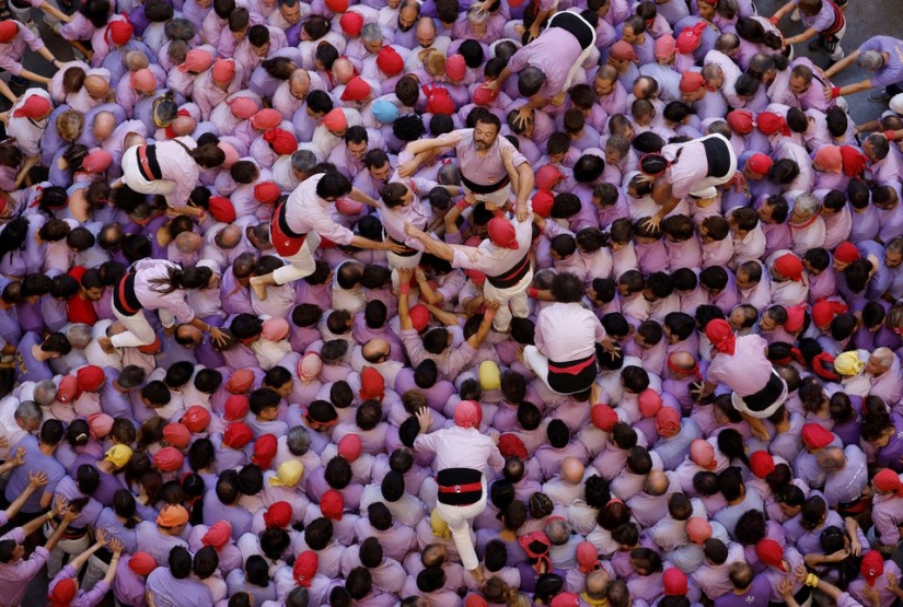 Catalans compete to build the biggest human towers in Spain Catalans compete to build the biggest human towers in Spain