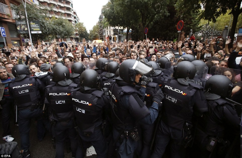 Catalonia referendum: police crackdown on voters