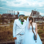 Celebración severa: una pareja de Chelyabinsk organizó una sesión de fotos de boda con máscaras antigás