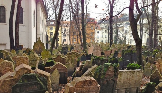 Cementerio Judío de varias capas en Praga