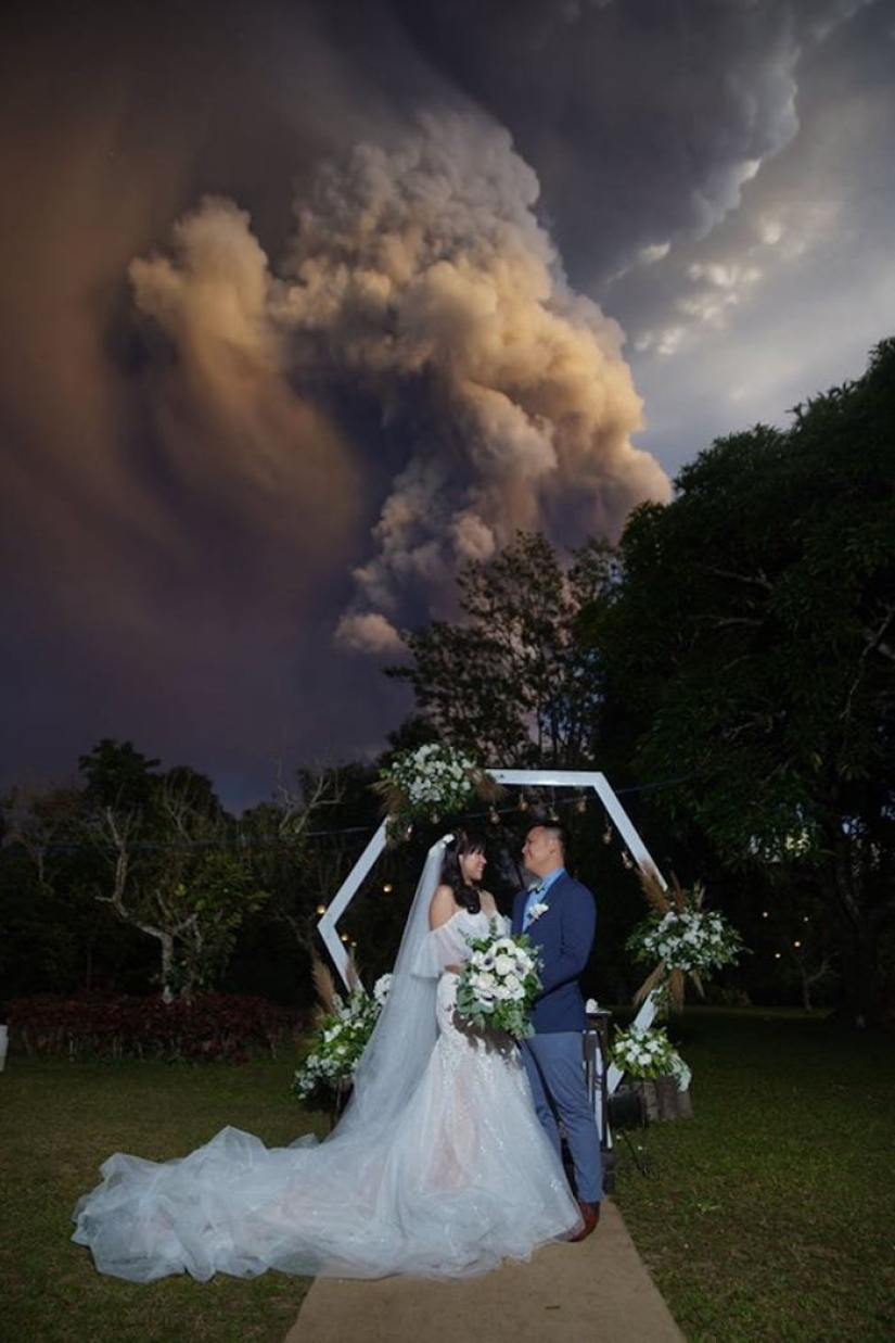Ceremonia de boda con el telón de fondo de un volcán en erupción en Filipinas Ceremonia de boda con el telón de fondo de un volcán en erupción en Filipinas