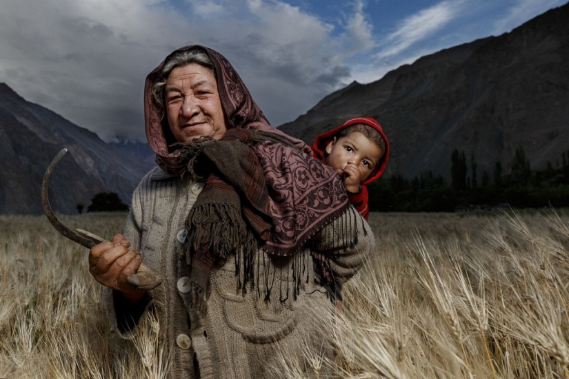"Charming Faces": the best portraits from the Siena International Photo Awards 2017