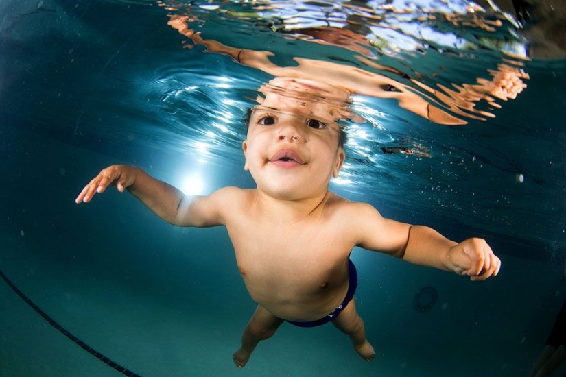 Charming photo project — kids under water Charming photo project — kids under water