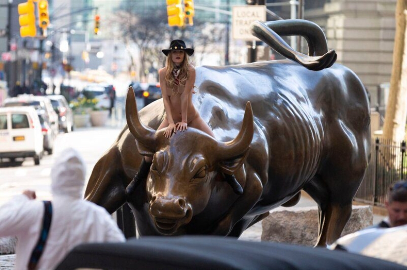 Chica desnuda organizó una sesión de fotos con un toro justo en Wall Street
