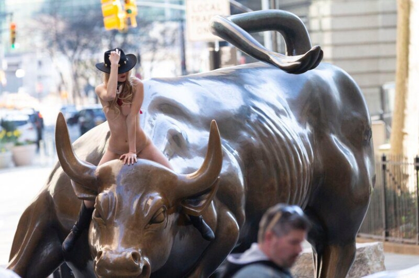 Chica desnuda organizó una sesión de fotos con un toro justo en Wall Street