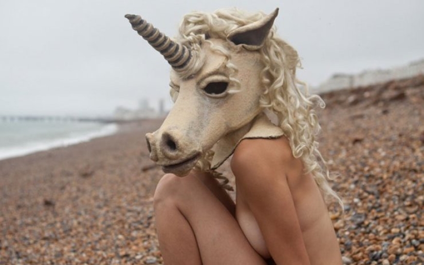 Chicas desnudas con máscaras de Ben Hopper