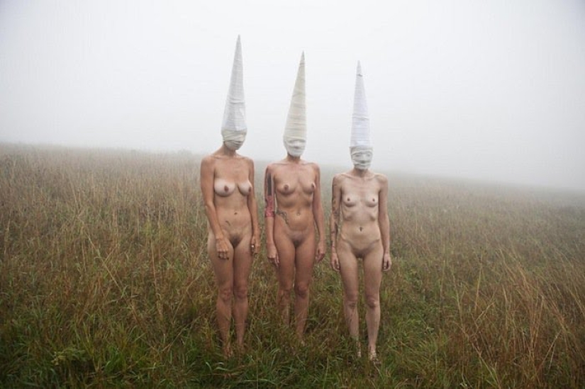 Chicas desnudas con máscaras de Ben Hopper