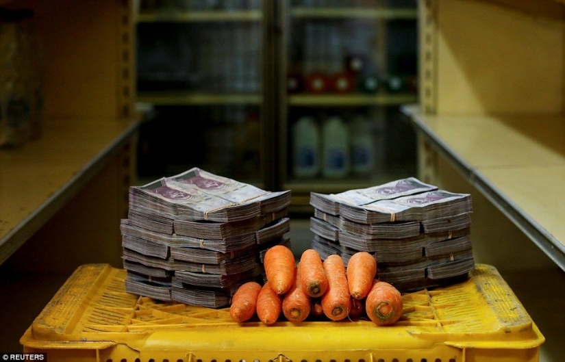 Chicken for a bag of money: photos illustrating the prices of goods in Venezuela Chicken for a bag of money: photos illustrating the prices of goods in Venezuela