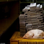 Chicken for a bag of money: photos illustrating the prices of goods in Venezuela