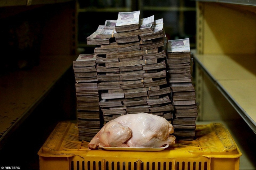 Chicken for a bag of money: photos illustrating the prices of goods in Venezuela Chicken for a bag of money: photos illustrating the prices of goods in Venezuela