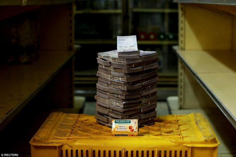 Chicken for a bag of money: photos illustrating the prices of goods in Venezuela Chicken for a bag of money: photos illustrating the prices of goods in Venezuela