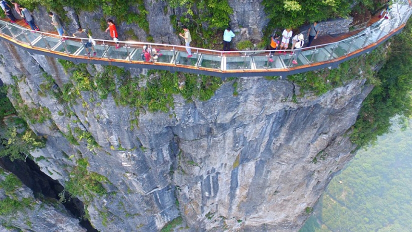 China has opened a new glass bridge over the abyss, which not everyone will dare to cross