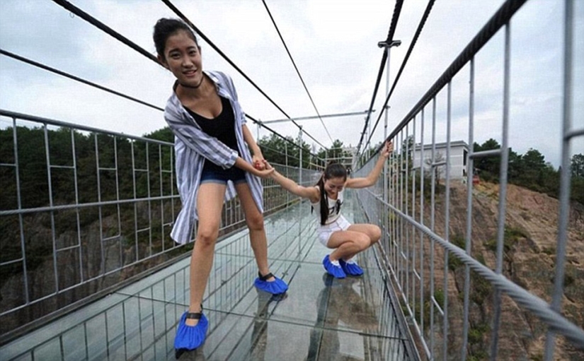 China has opened a new glass bridge over the abyss, which not everyone will dare to cross