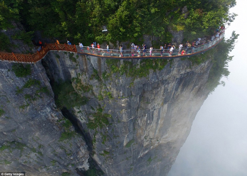 China has opened a new glass bridge over the abyss, which not everyone will dare to cross