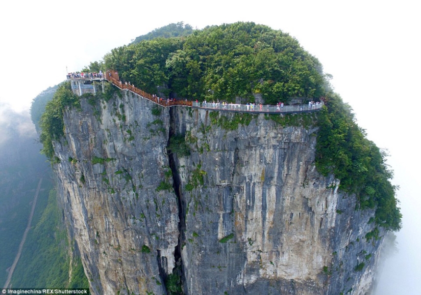 China has opened a new glass bridge over the abyss, which not everyone will dare to cross