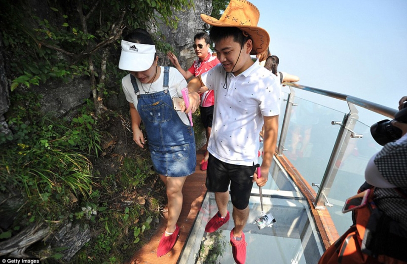 China has opened a new glass bridge over the abyss, which not everyone will dare to cross