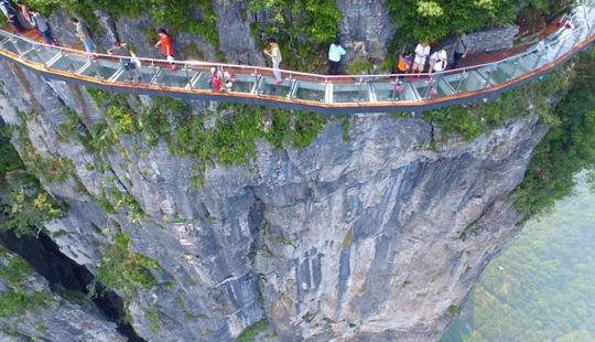 China has opened a new glass bridge over the abyss, which not everyone will dare to cross China has opened a new glass bridge over the abyss, which not everyone will dare to cross