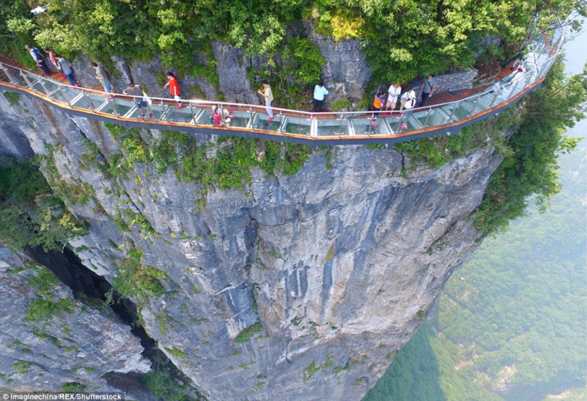 China has opened a new glass bridge over the abyss, which not everyone will dare to cross