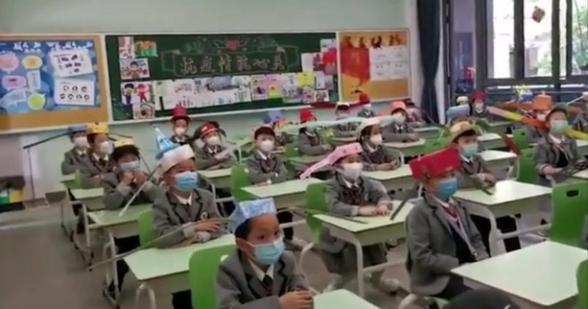 Chinese Kids Go to School wearing Funny Hats for Social Distancing Chinese Kids Go to School wearing Funny Hats for Social Distancing