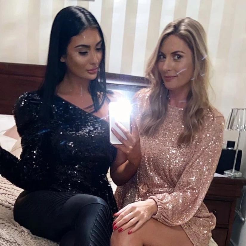 Chorus girls: A 40-year-old mother is often considered the sister of a 21-year-old daughter