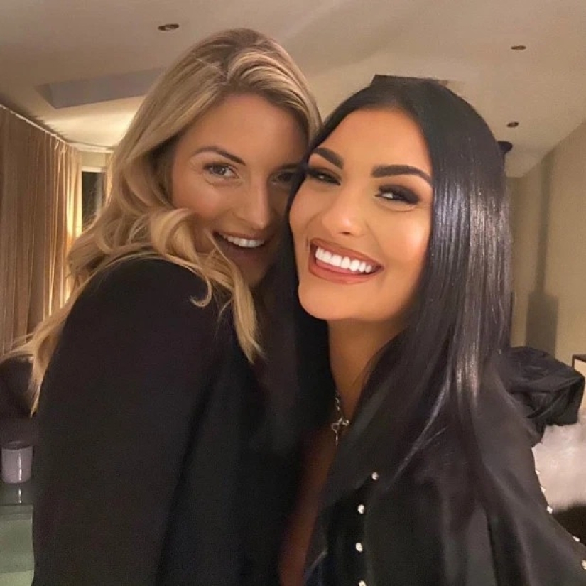 Chorus girls: A 40-year-old mother is often considered the sister of a 21-year-old daughter