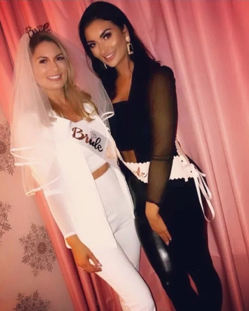 Chorus girls: A 40-year-old mother is often considered the sister of a 21-year-old daughter