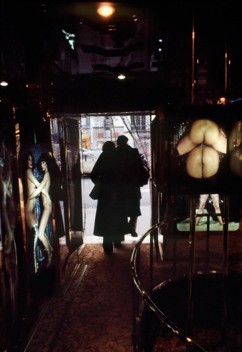 Clubes de striptease del distrito de Pigalle — el fondo caliente de París en los años 70 Clubes de striptease del distrito de Pigalle — el fondo caliente de París en los años 70