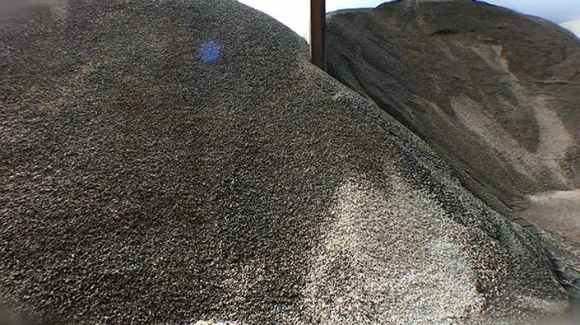 Cómo en Gran Bretaña la basura de las botellas de plástico se convierte en carreteras súper fuertes