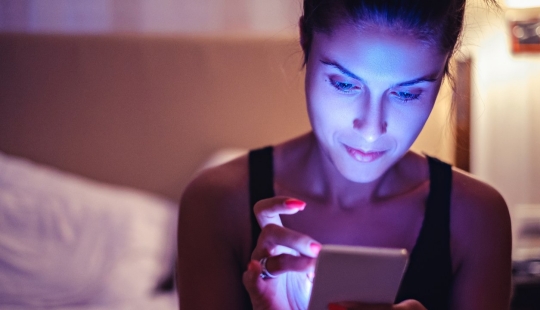 Cómo envejecen la piel un teléfono y una computadora: una joven se horrorizó por los efectos de la radiación en su cara