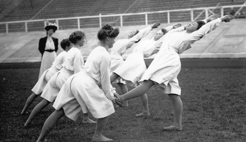 Cómo era el yoga en el siglo pasado: curiosas fotos antiguas Cómo era el yoga en el siglo pasado: curiosas fotos antiguas