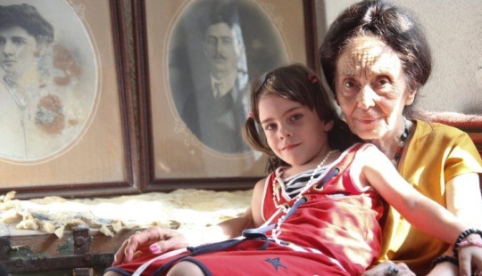 Cómo es la hija de 14 años de la madre más anciana del mundo, que dio a luz a los 66 años