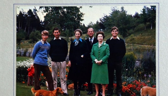Cómo la familia real de Gran Bretaña ha estado deseando Feliz Navidad durante los últimos 65 años