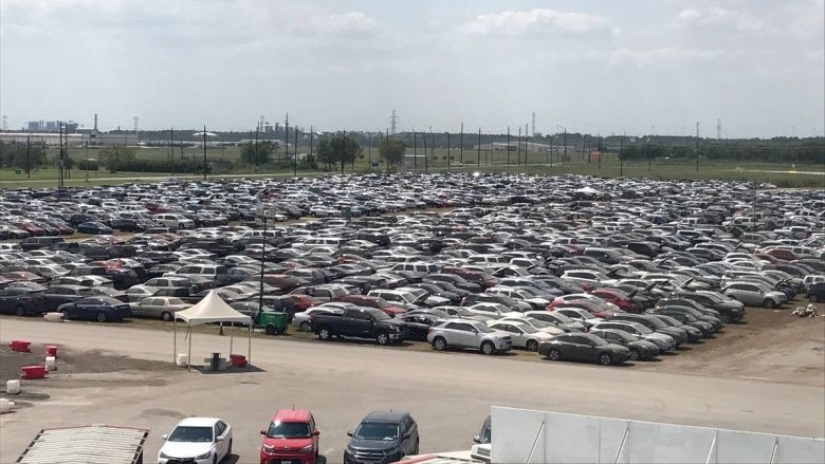 Cómo lidian los estadounidenses con los autos ahogados después del huracán Harvey